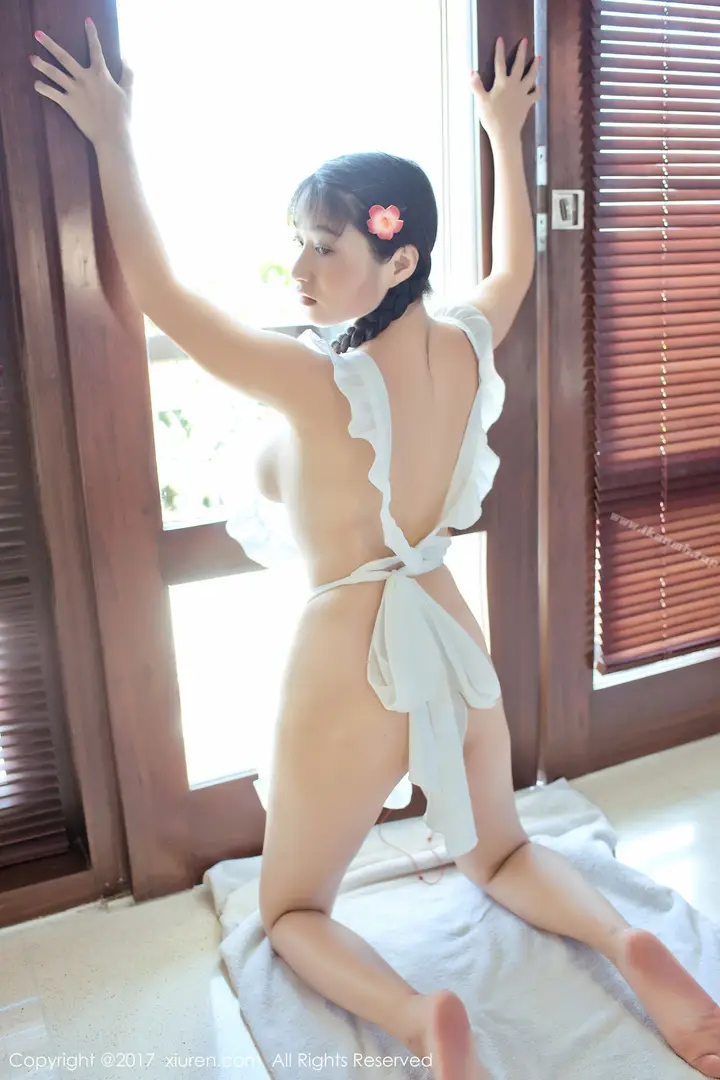 漫画《性感写真（真人集）》99年纯天然童颜巨乳气质妹子缇娜美身材非常娇小，却拥有F杯丰满巨乳第4张图