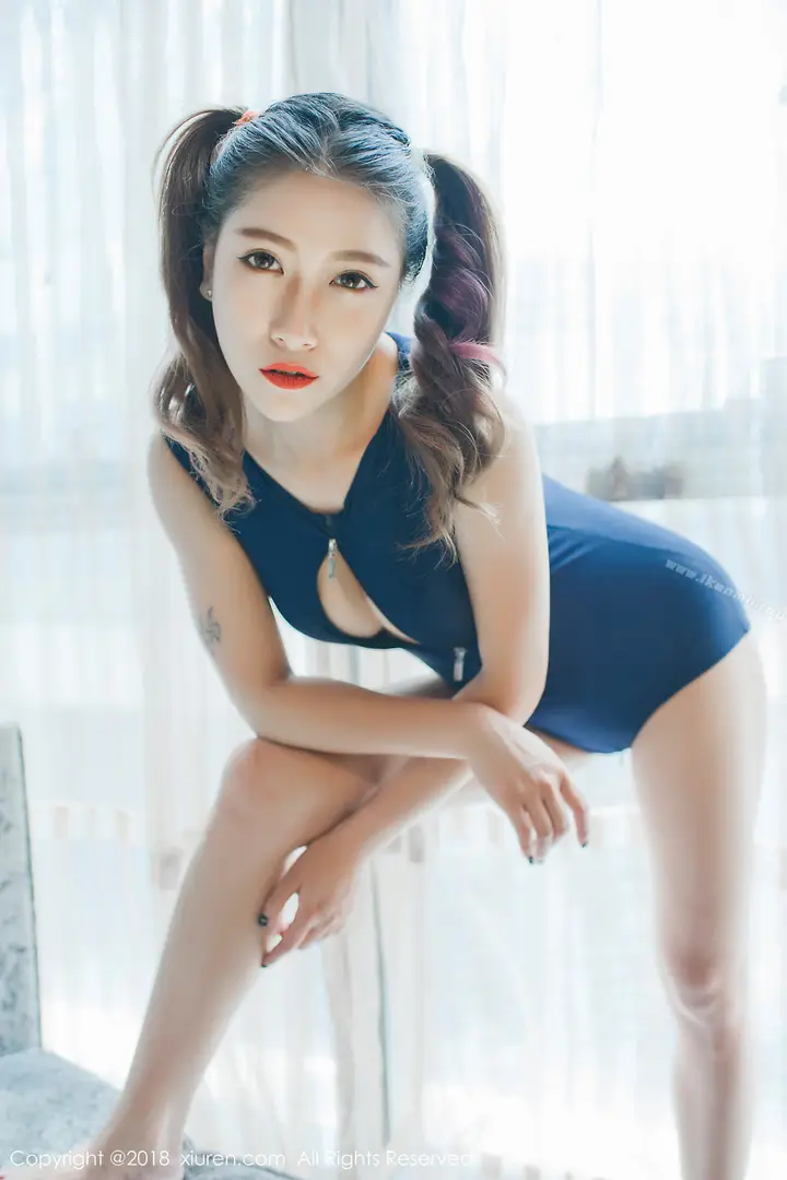 漫画《性感写真（真人集）》御姐范美女杜花花性格开朗，妖娆妩媚性感蓝色开胸比基尼和日系连体泳衣第9张图
