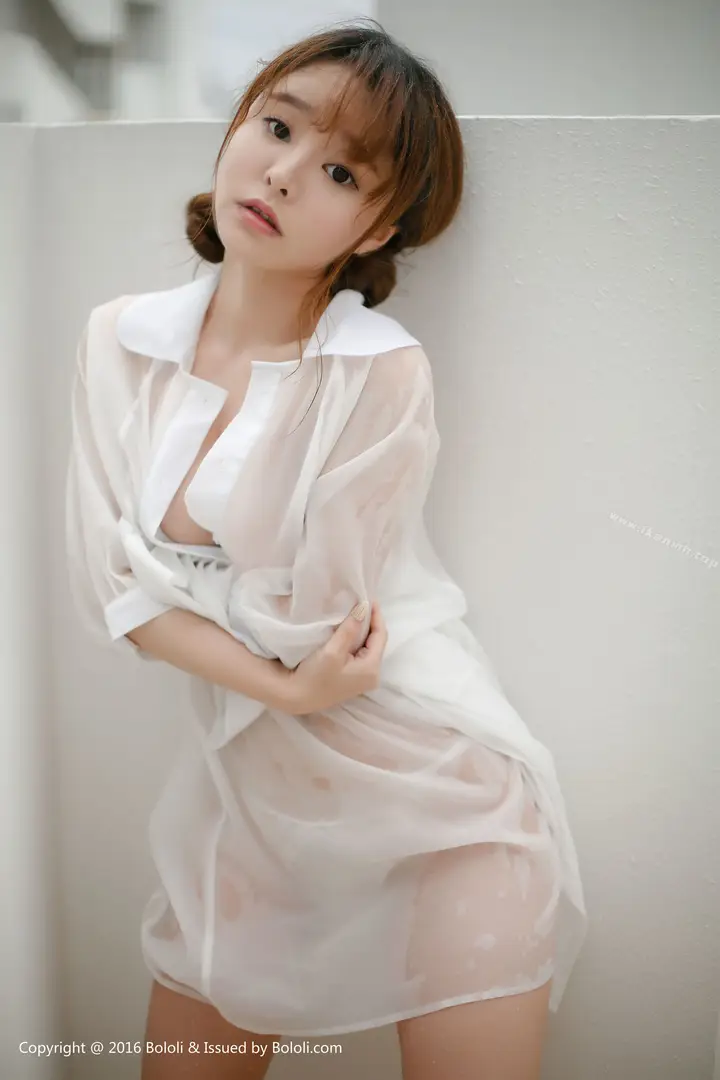 漫画《性感写真（真人集）》巨乳蜜桃比基尼，丁字裤的诱惑，寒赐浴华清池，温泉水滑洗凝脂！第4张图