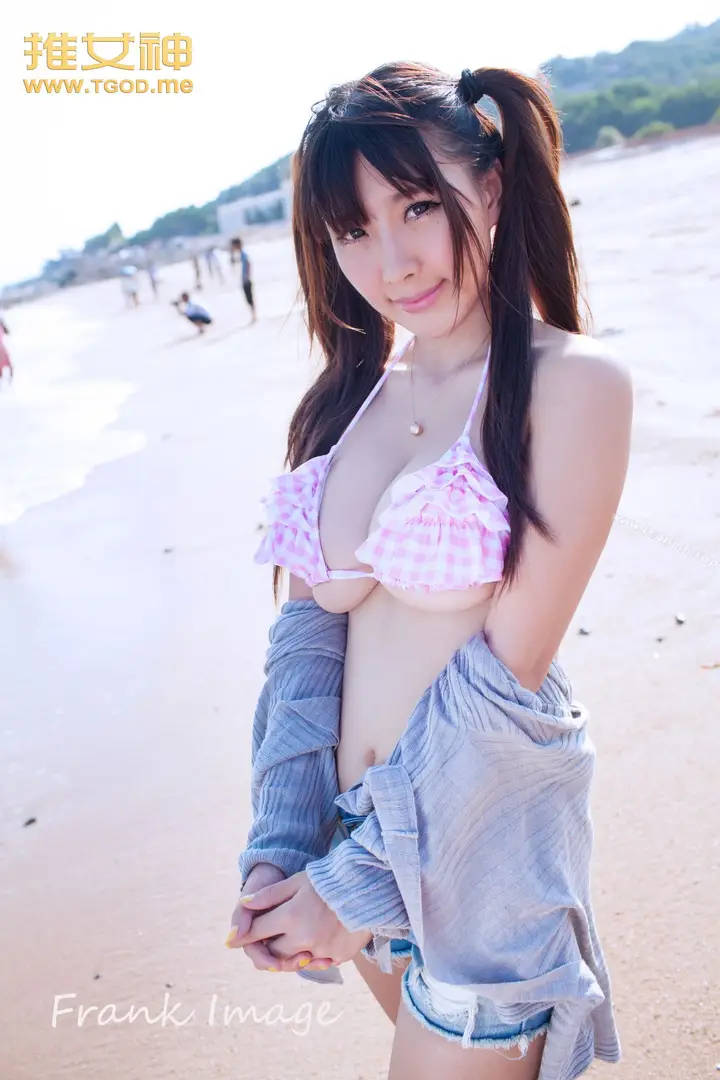 漫画《性感写真（真人集）》学生萌装发育特别好呢，湖边比基尼秒变成熟风格了。喜欢可爱嫩嫩的感觉第4张图