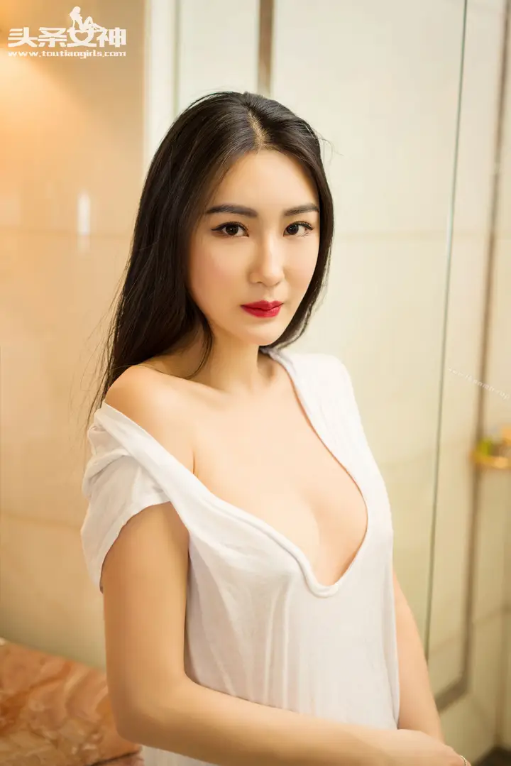 漫画《性感写真（真人集）》瑷妮，一级棒身材正工作的女神，姿势撩人情欲乍泄，让多少男士难以抗拒的私房诱惑第7张图