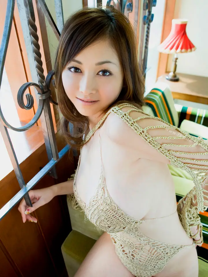 漫画《性感写真（真人集）》张鑫，性感略带小熟女风的女神，就是这么一张大众初恋的面容，高跷的玉峰，让她美的那么干净和清新第23张图